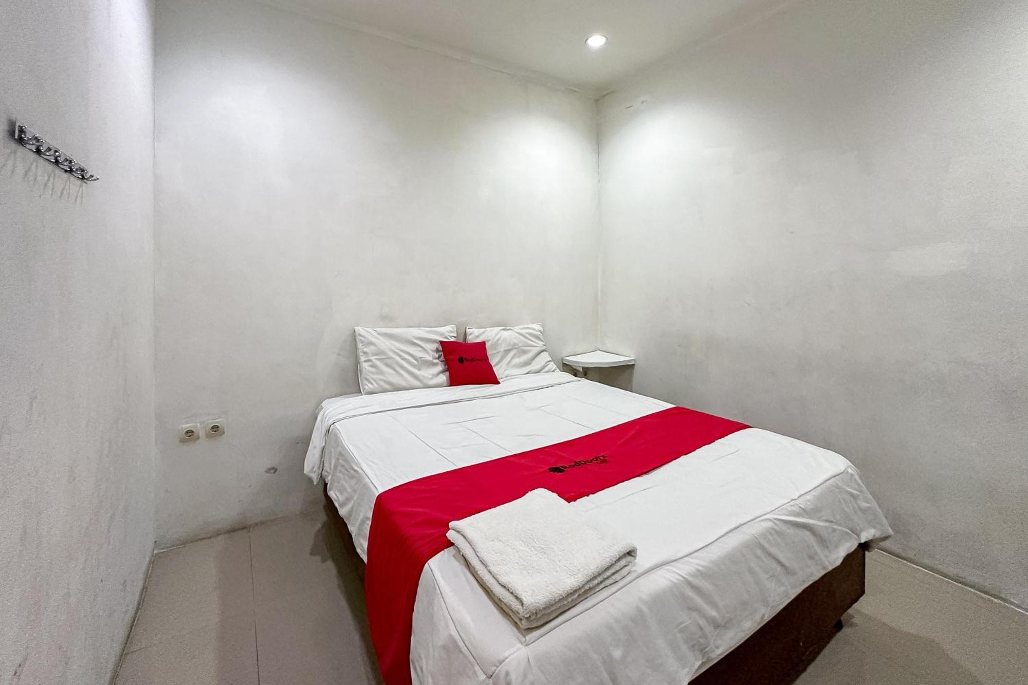 Hotel Reddoorz At Taman Galaxy Bekasi Exterior foto