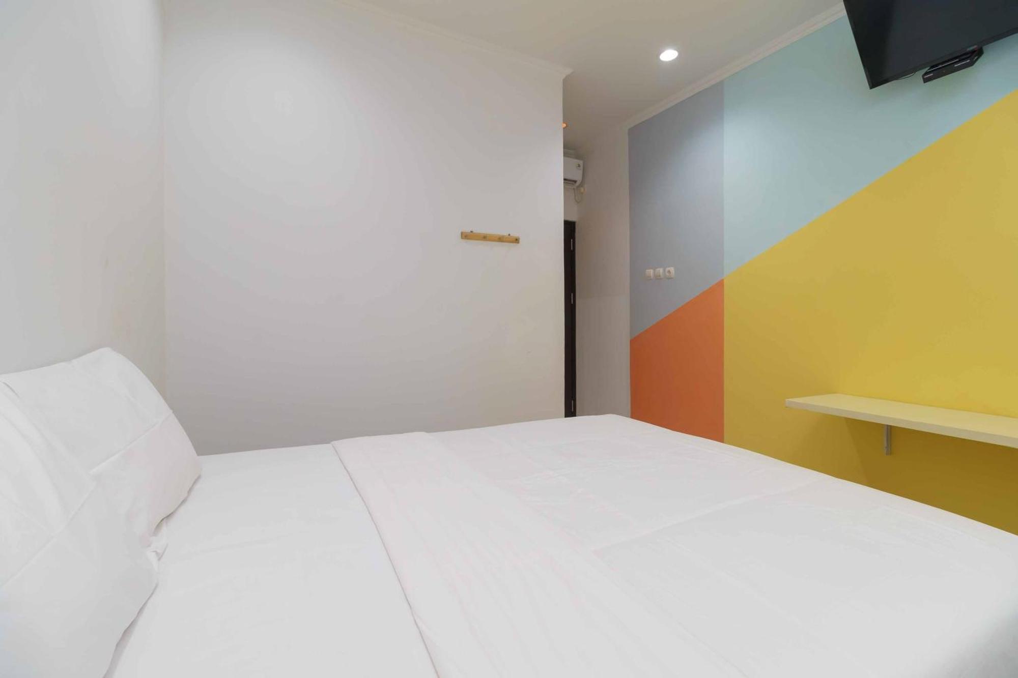 Hotel Reddoorz At Taman Galaxy Bekasi Exterior foto